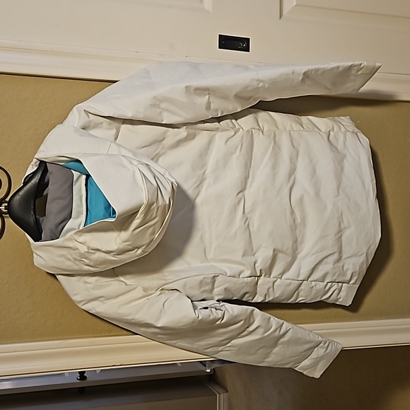 Patagonia White Jacket NWT - Picture 2 of 3